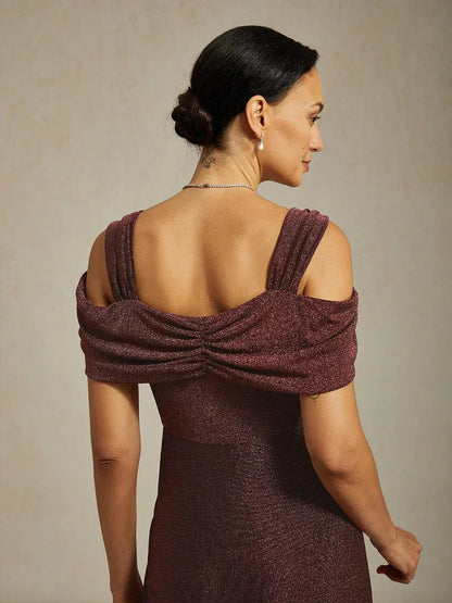 Glitzerndes Strickkleid mit kalten Schultern