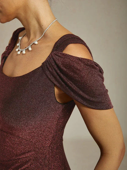 Glitzerndes Strickkleid mit kalten Schultern
