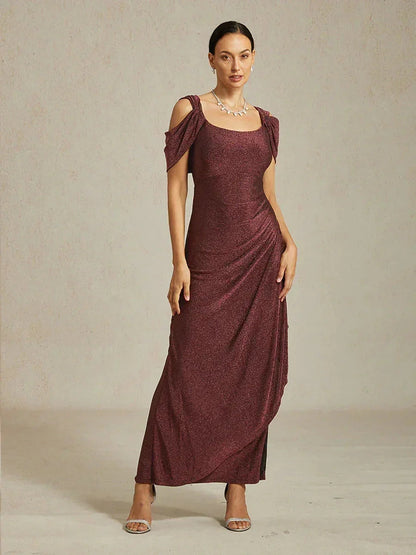 Glitzerndes Strickkleid mit kalten Schultern
