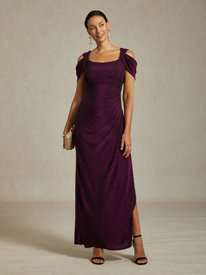 Glitzerndes Strickkleid mit kalten Schultern