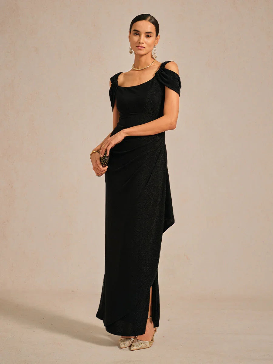 Glitzerndes Strickkleid mit kalten Schultern