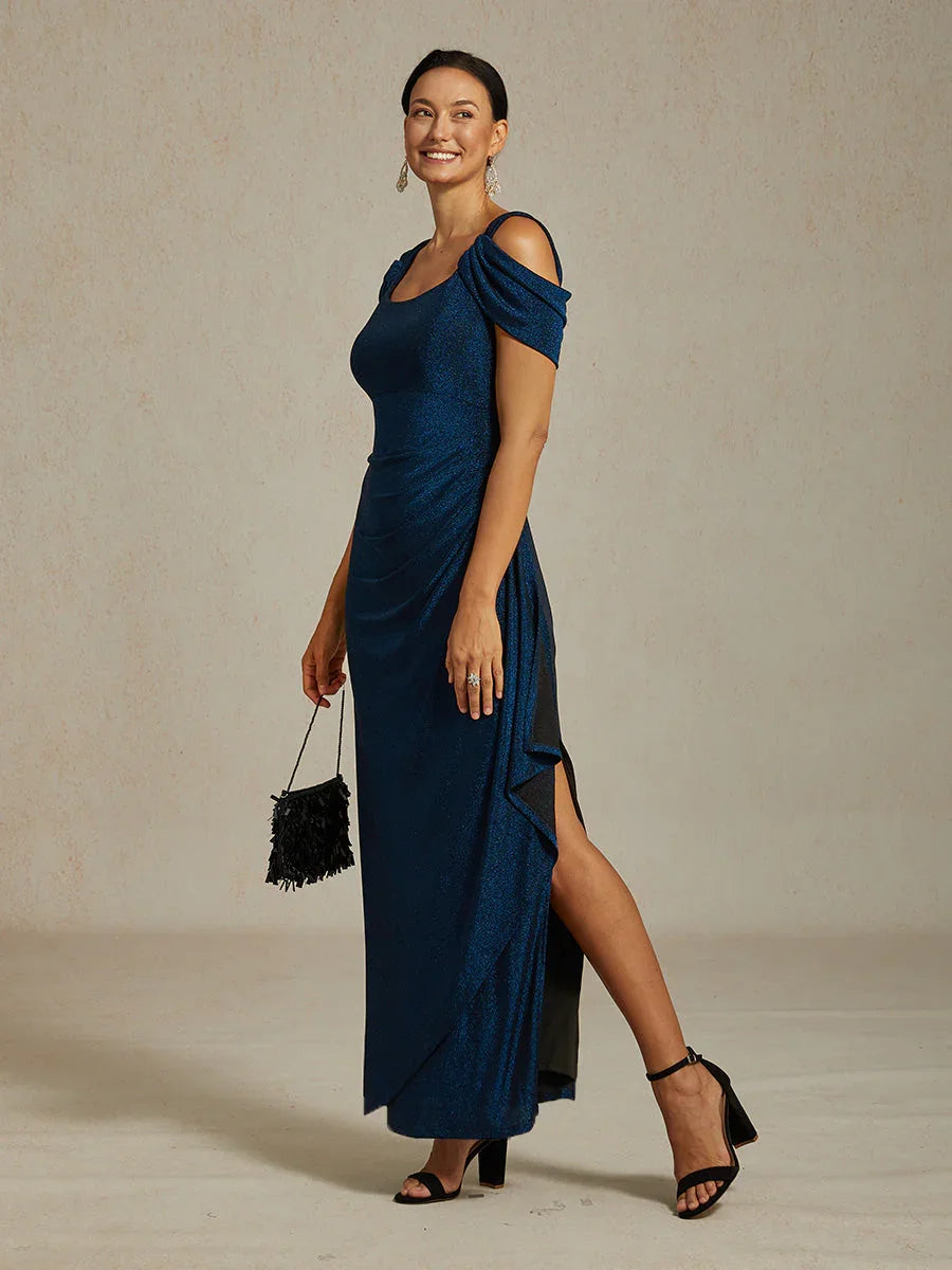 Glitzerndes Strickkleid mit kalten Schultern