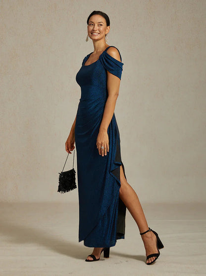 Glitzerndes Strickkleid mit kalten Schultern