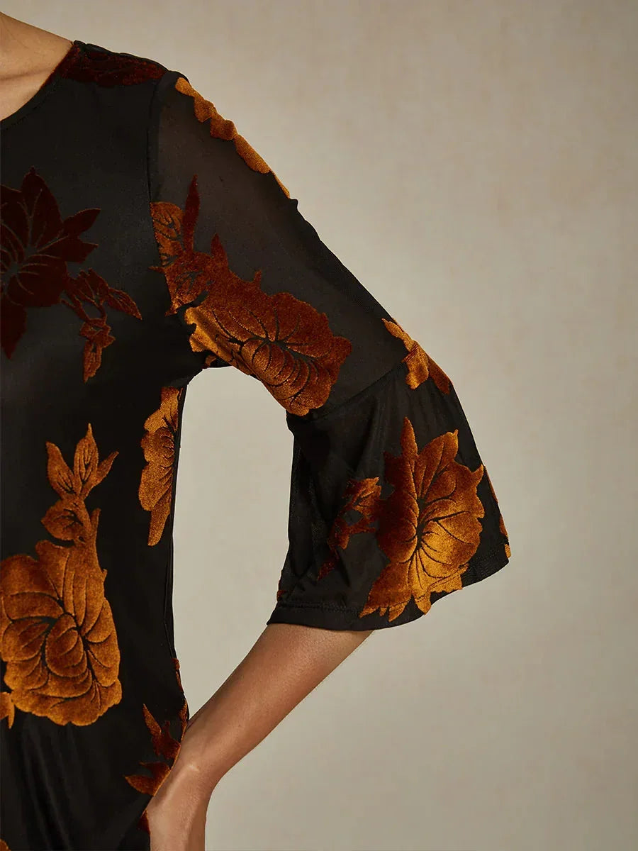 Elegante, florale Samtbluse mit asymmetrischem Saum
