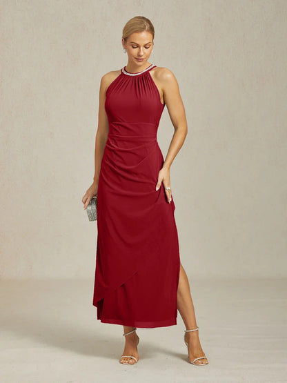 Elegantes Neckholder-Maxikleid mit Perlen und Rüschendetail