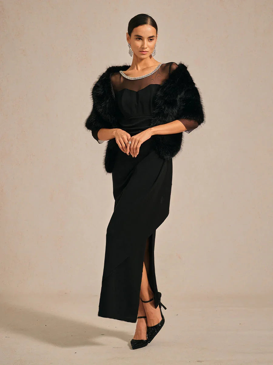 Elegantes Abendkleid mit Perlen und Illusionsausschnitt