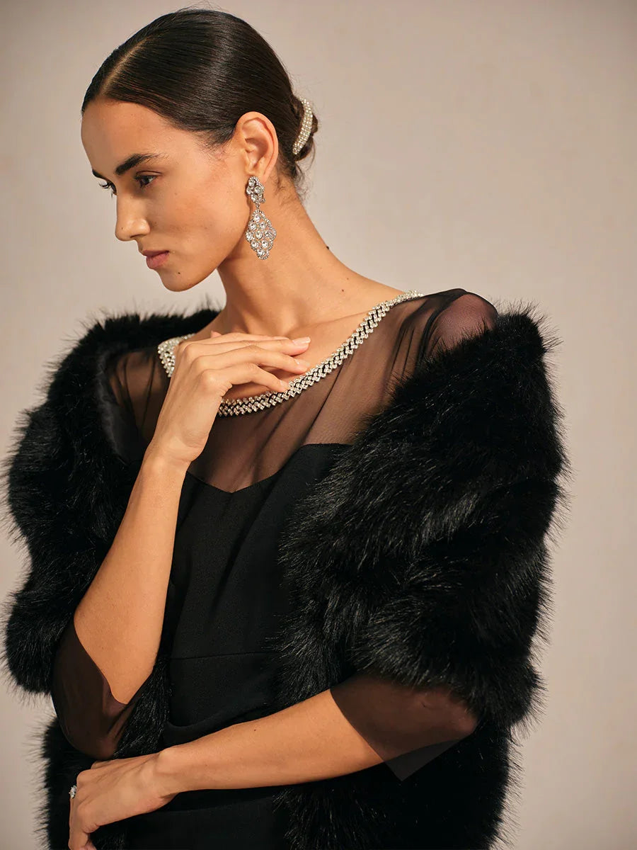 Elegantes Abendkleid mit Perlen und Illusionsausschnitt
