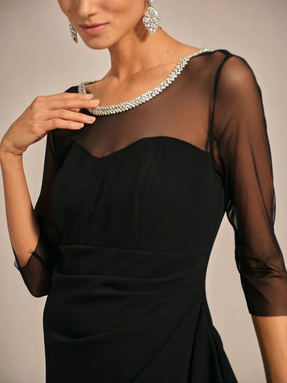 Elegantes Abendkleid mit Perlen und Illusionsausschnitt