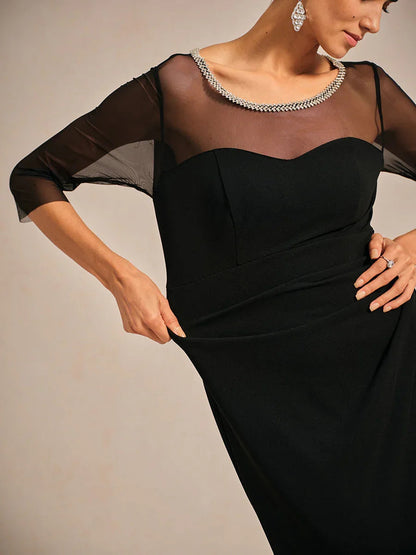 Elegantes Abendkleid mit Perlen und Illusionsausschnitt