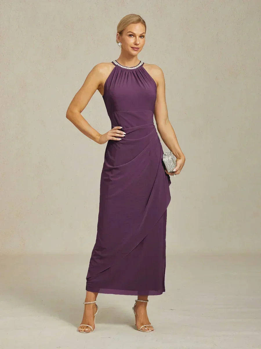 Elegantes Neckholder-Maxikleid mit Perlen und Rüschendetail