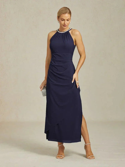Elegantes Neckholder-Maxikleid mit Perlen und Rüschendetail