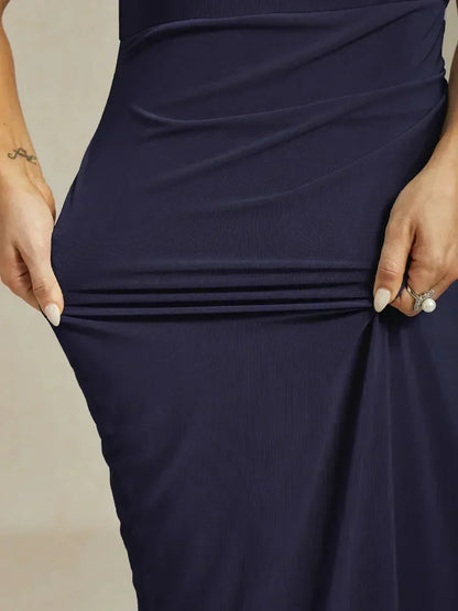 Elegantes Neckholder-Maxikleid mit Perlen und Rüschendetail
