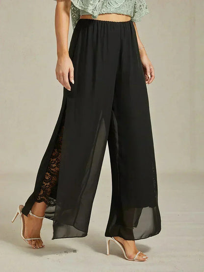 Gerade geschnittene Spitzenhose mit Chiffon-Überzug und geschlitztem Bein