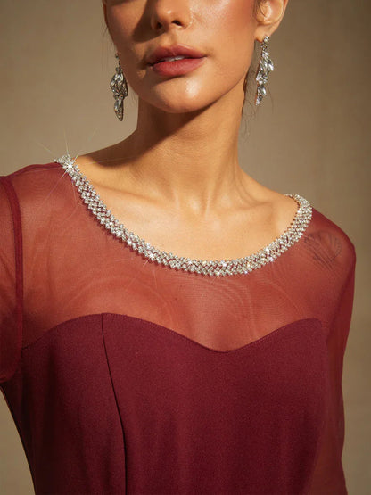 Elegantes Abendkleid mit Perlen und Illusionsausschnitt