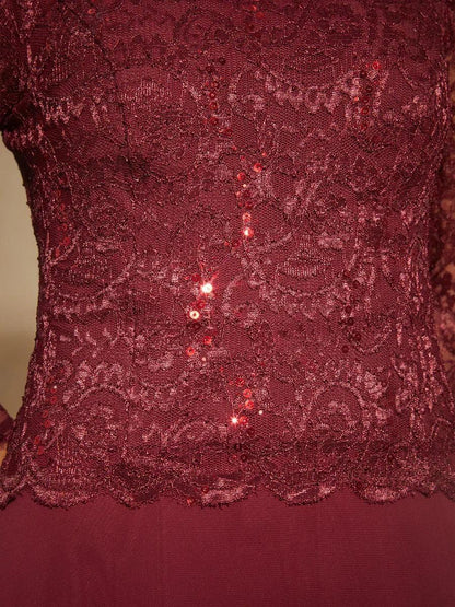 Elegantes bodenlanges Kleid aus Spitze und Chiffon