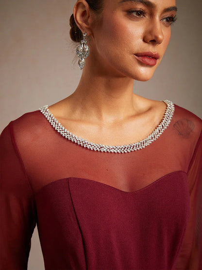 Elegantes Abendkleid mit Perlen und Illusionsausschnitt