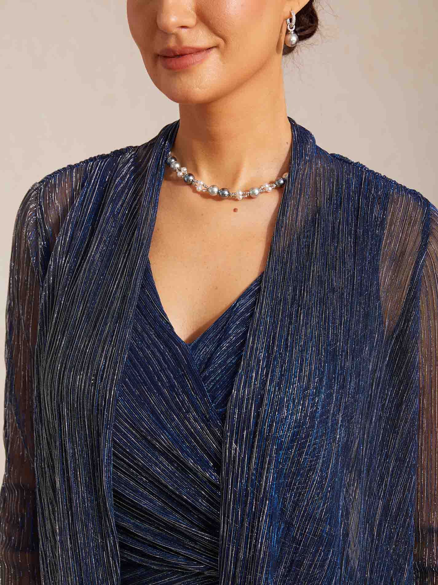 Metallic-plissierte lange Chiffonjacke mit Lagen-Design