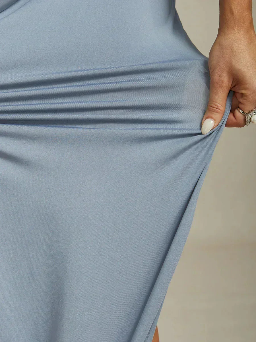 Elegantes Neckholder-Maxikleid mit Perlen und Rüschendetail