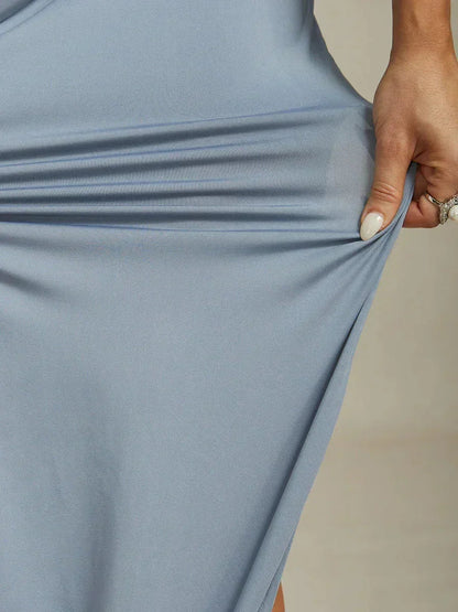Elegantes Neckholder-Maxikleid mit Perlen und Rüschendetail