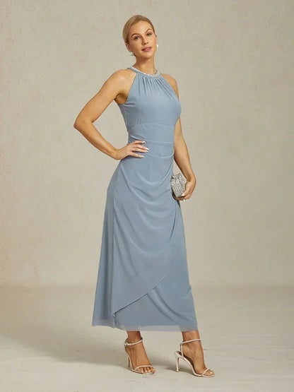 Elegantes Neckholder-Maxikleid mit Perlen und Rüschendetail