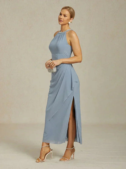 Elegantes Neckholder-Maxikleid mit Perlen und Rüschendetail