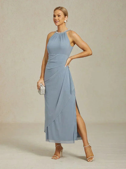 Elegantes Neckholder-Maxikleid mit Perlen und Rüschendetail