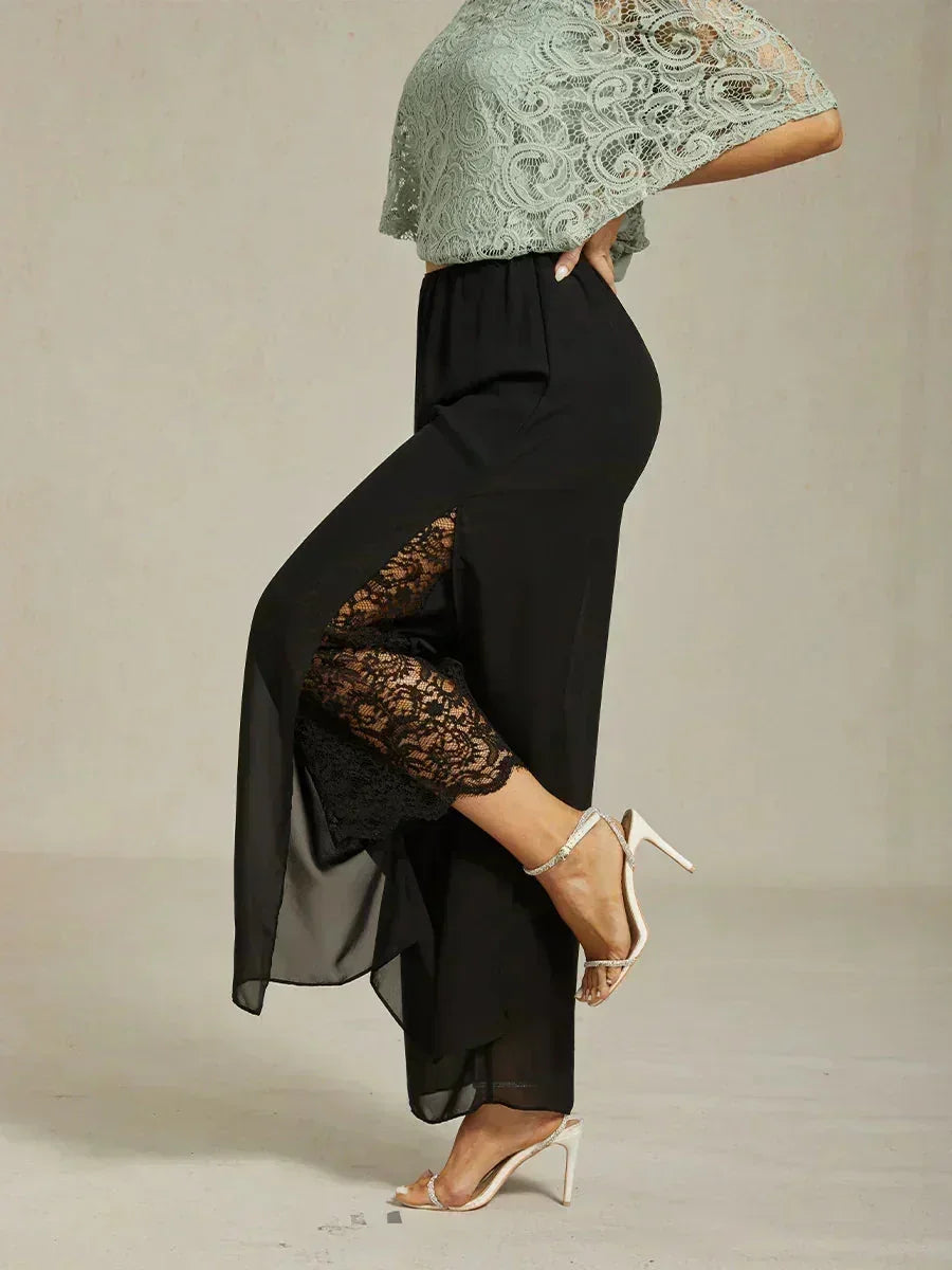 Gerade geschnittene Spitzenhose mit Chiffon-Überzug und geschlitztem Bein