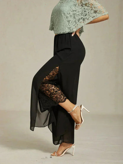 Gerade geschnittene Spitzenhose mit Chiffon-Überzug und geschlitztem Bein