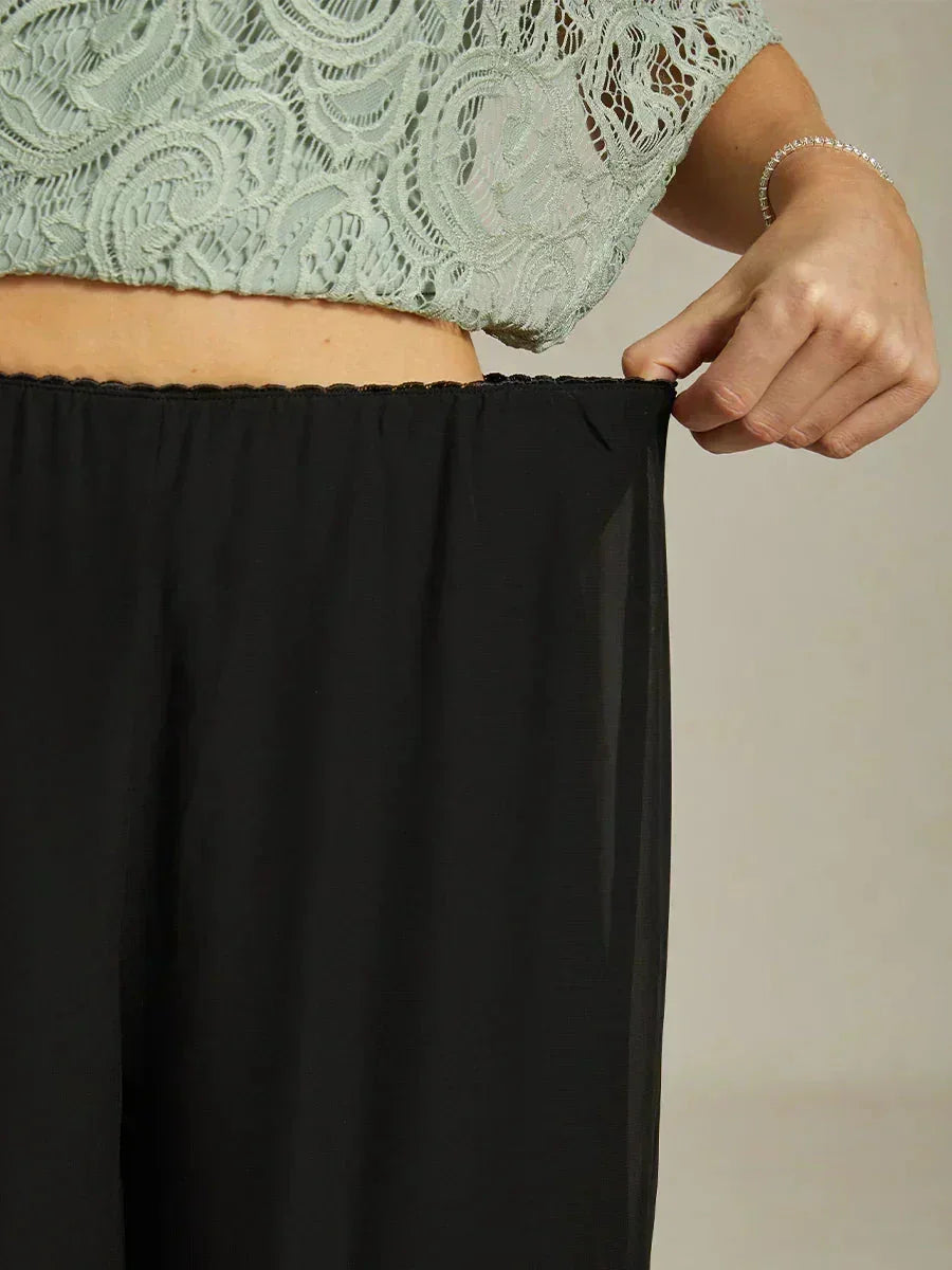 Gerade geschnittene Spitzenhose mit Chiffon-Überzug und geschlitztem Bein