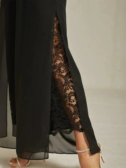 Gerade geschnittene Spitzenhose mit Chiffon-Überzug und geschlitztem Bein