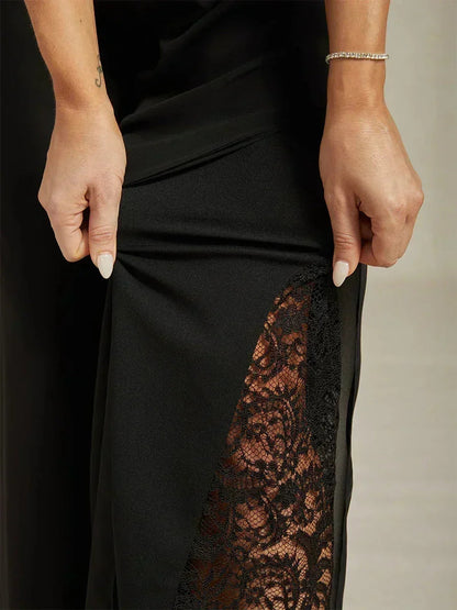 Gerade geschnittene Spitzenhose mit Chiffon-Überzug und geschlitztem Bein