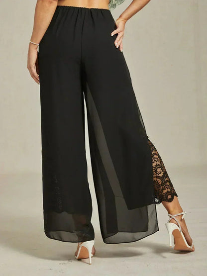 Gerade geschnittene Spitzenhose mit Chiffon-Überzug und geschlitztem Bein