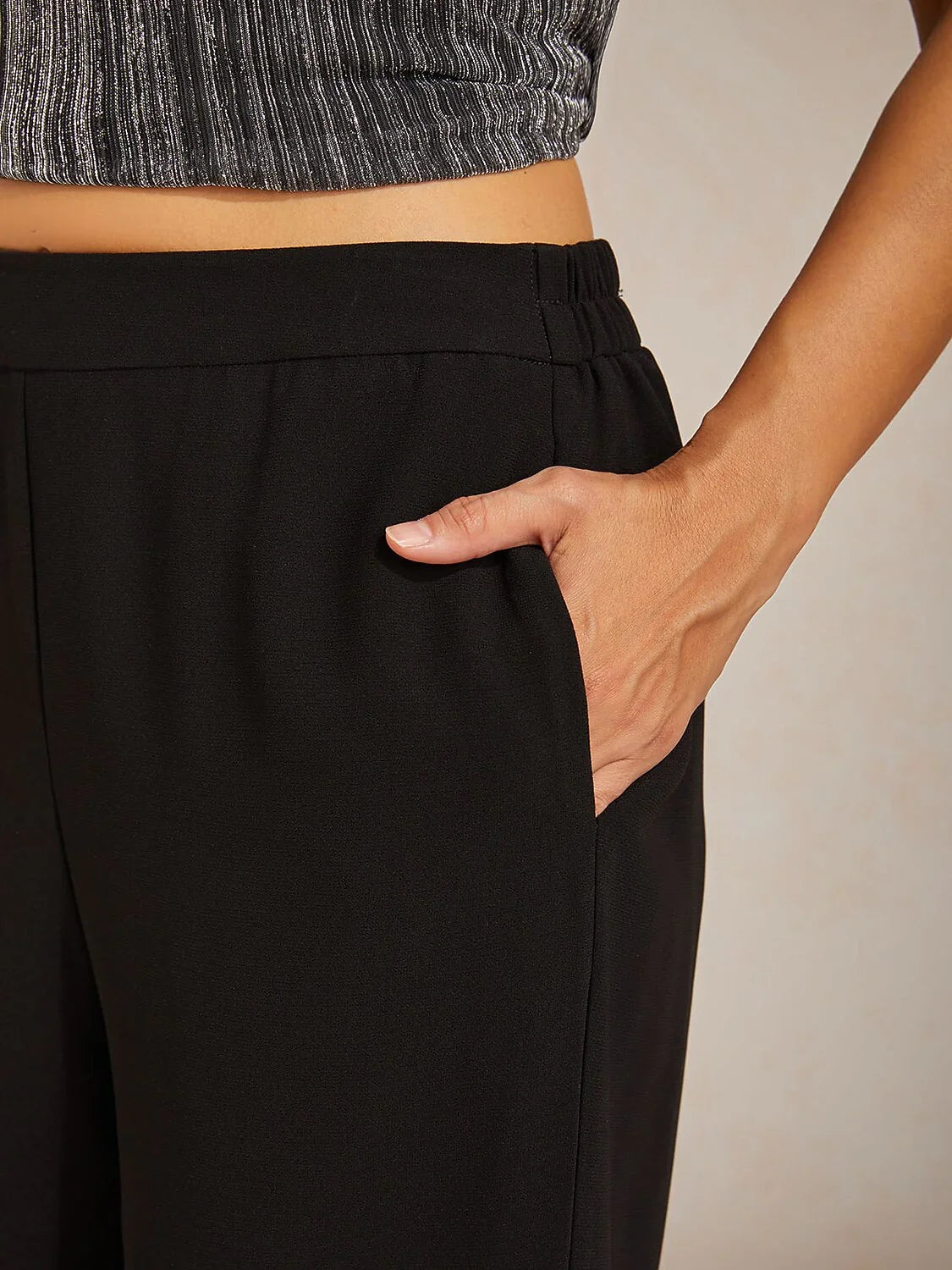 Weite Hose mit mittelhohem Bund und Taschen