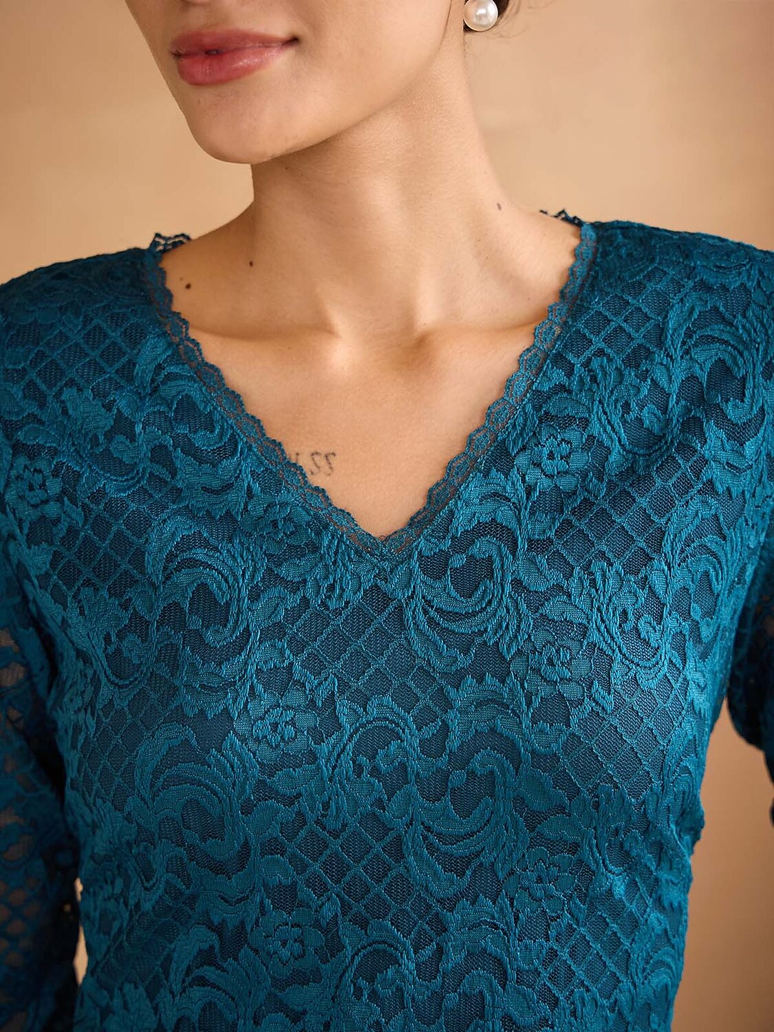 Feminine V-Neck Stretch Lace Top with Scalloped Hem