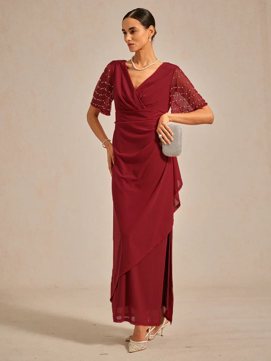 Elegantes Abendkleid mit verzierten Flügelärmeln