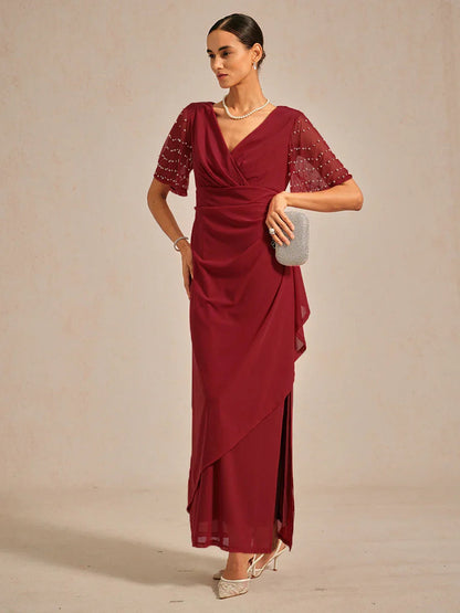 Elegantes Abendkleid mit verzierten Flügelärmeln