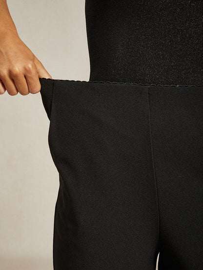 Schwarze, schmal geschnittene Hose mit elastischem Bund und Seitentaschen
