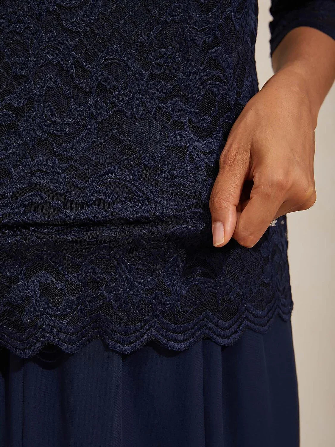 Feminine V-Neck Stretch Lace Top with Scalloped Hem