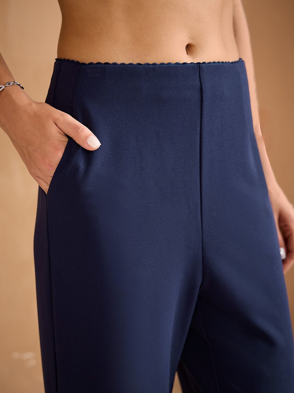Schwarze, schmal geschnittene Hose mit elastischem Bund und Seitentaschen